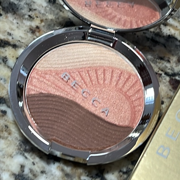 💕🧁BECCA Endless Summer Glow Highlighter - Picture 2 of 10